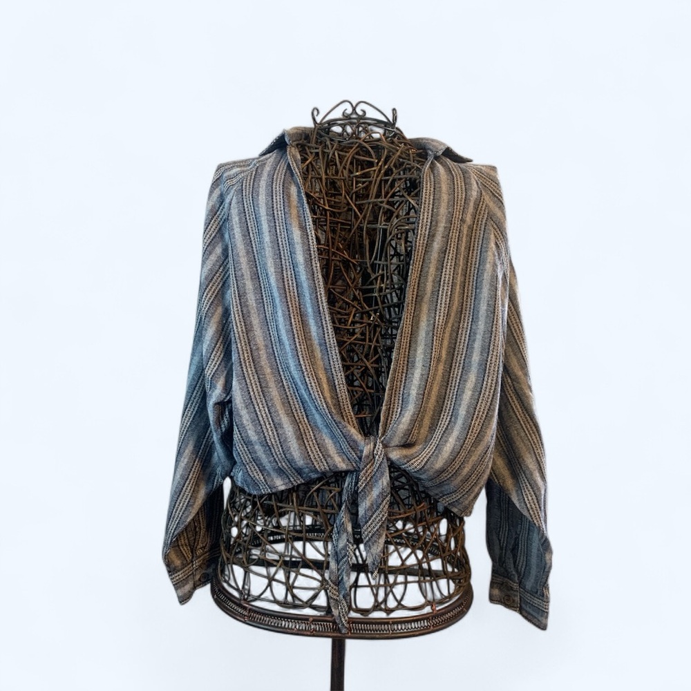 Grade & Gather Women’s Grey Blue Long Sleeve V Neck Top. Size S. SKU 043